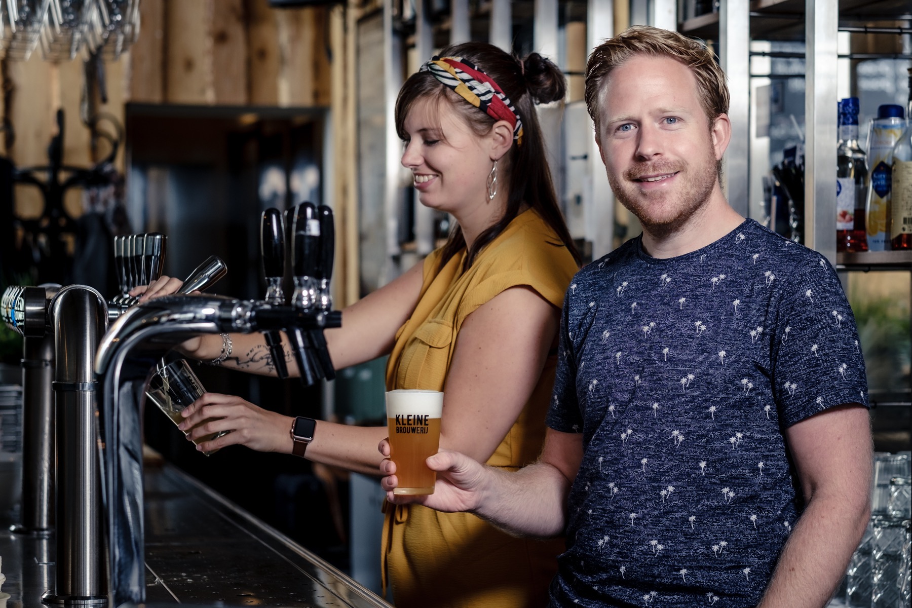 Lotte en Kees bij de tap